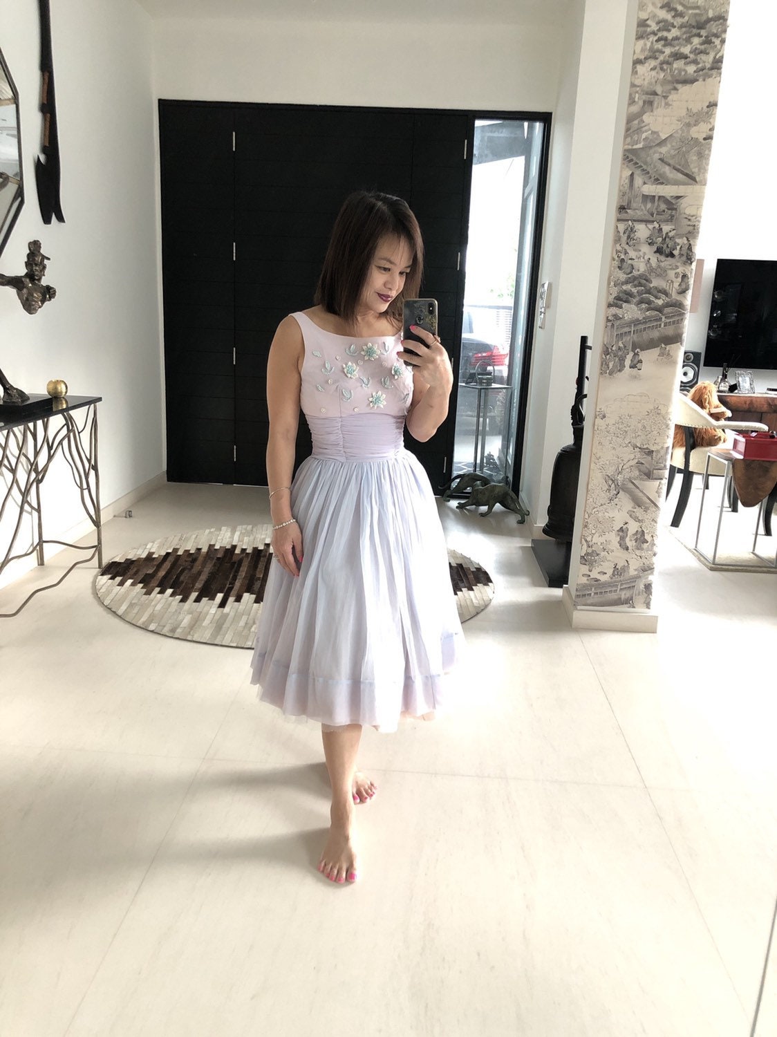 Hübsches Lila Rosa 50Er Jahre Kleid Mit Blumen Applikation von VINTAGEVAVAVOOMZ