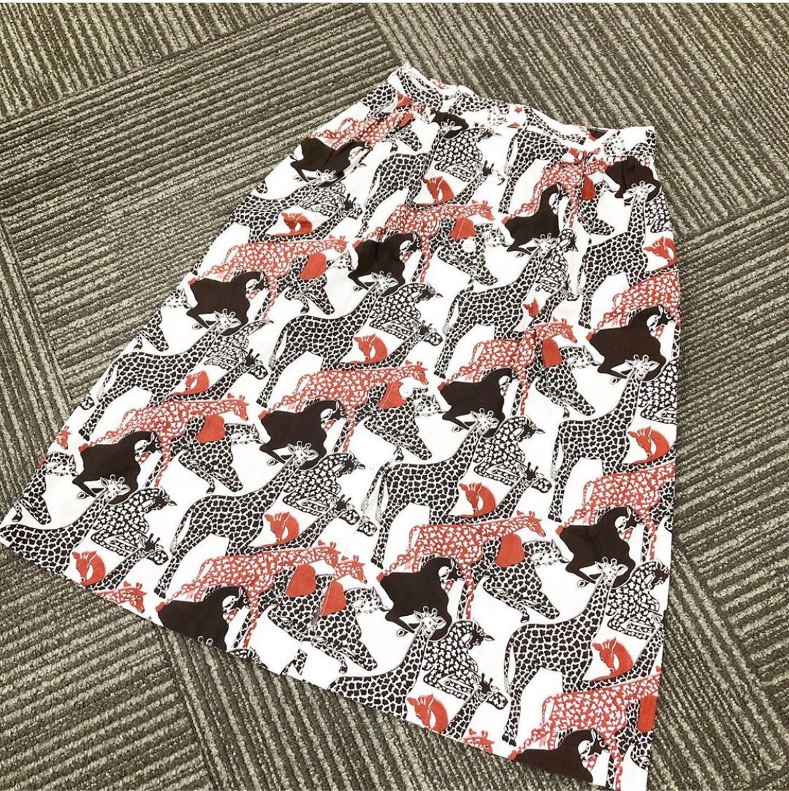 Niedlicher Giraffen Und Pferde Neuheit Print Rock von VINTAGEVAVAVOOMZ