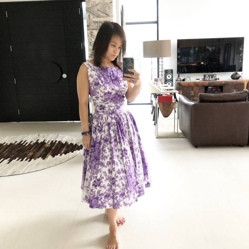 Perfektes Lila Rosen Print Sommerkleid Mit Gerafftem Bund von VINTAGEVAVAVOOMZ