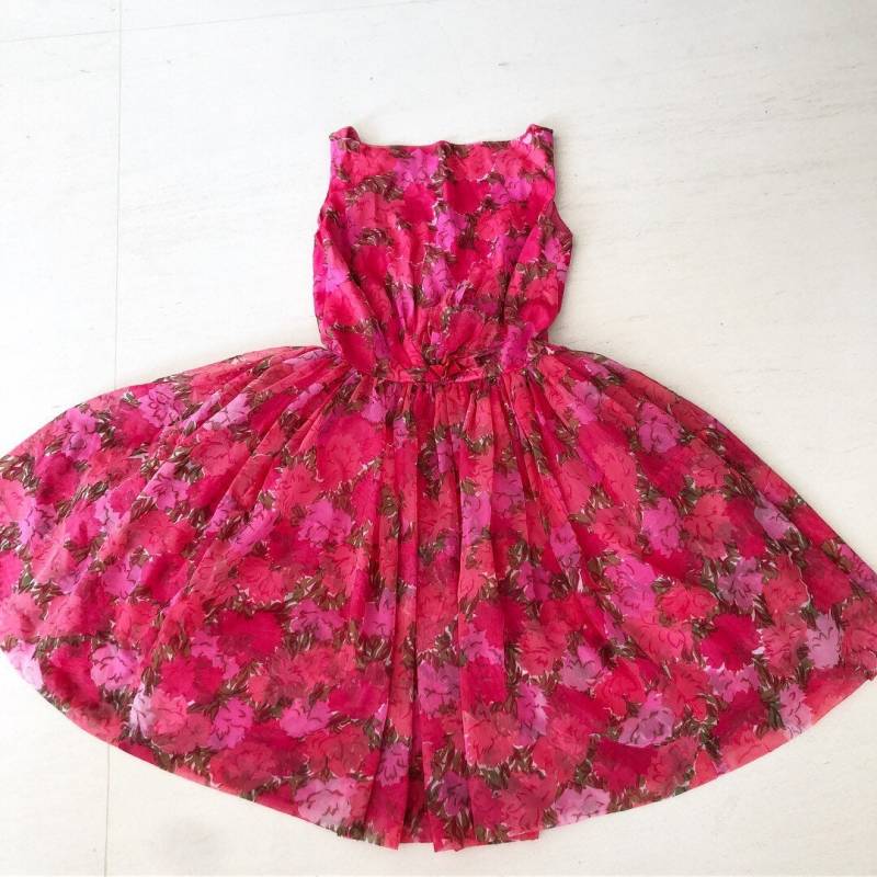 Sommerliches Fuchsia Floral Bedrucktes 50Er Jahre Kleid von VINTAGEVAVAVOOMZ