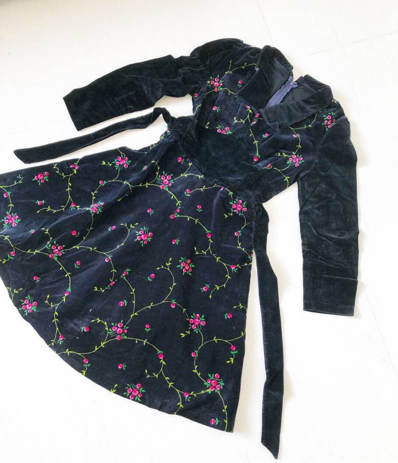 Süßes 60Er Jahre Samtkleid Mit Rosenmuster von VINTAGEVAVAVOOMZ