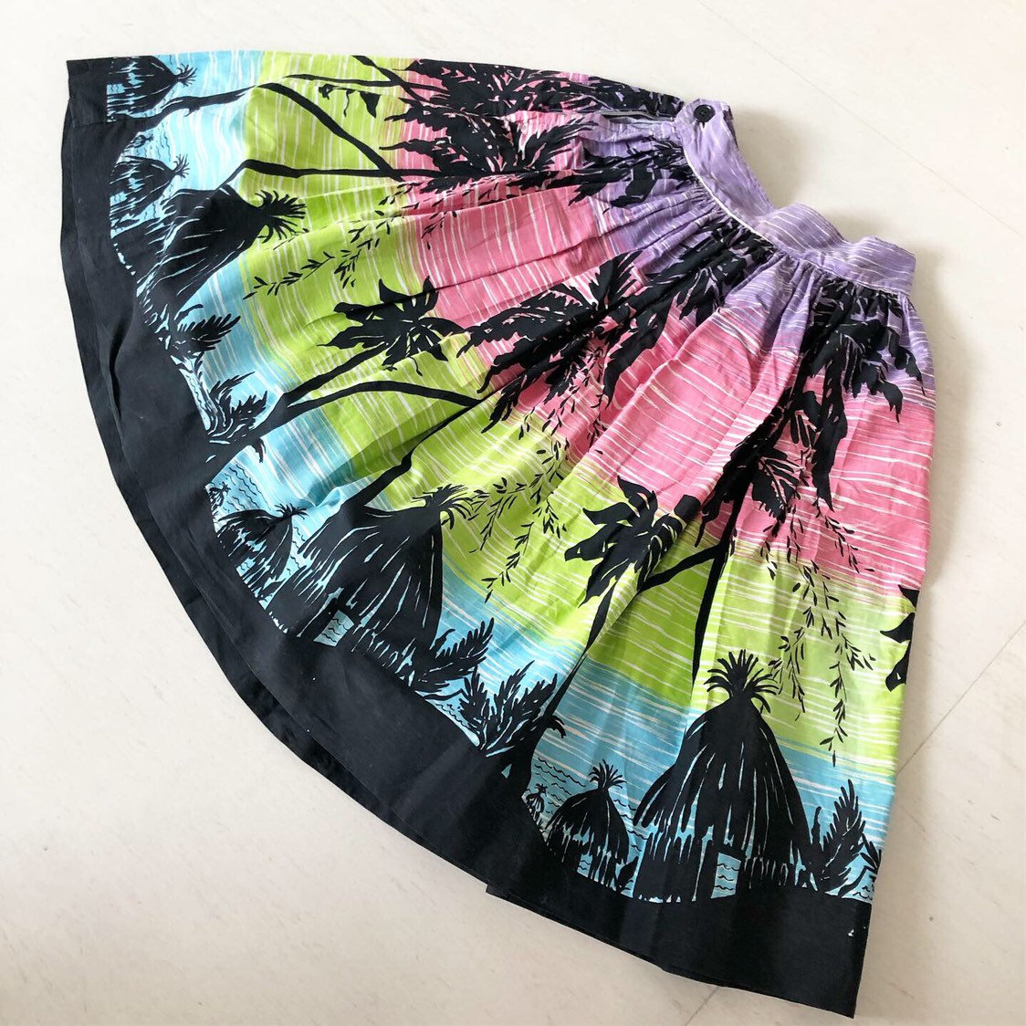 Supercool Color Blocked Seaside Village Neuheit Print Rock von VINTAGEVAVAVOOMZ