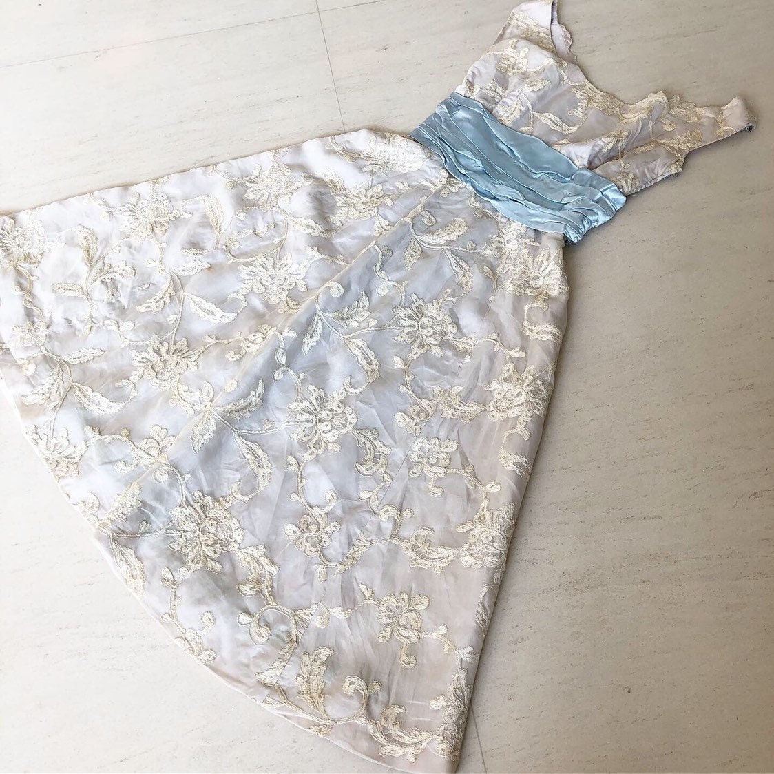 Wunderschöne Bestickte Spitze Grau Lila Kleid von VINTAGEVAVAVOOMZ