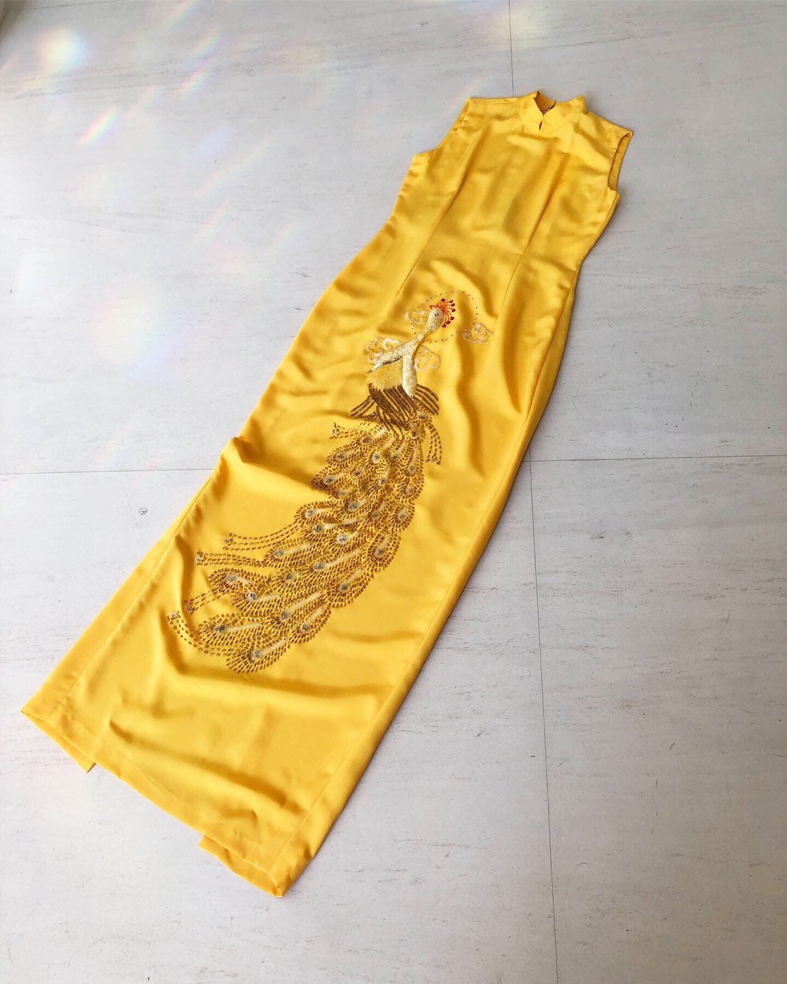 Wunderschöne Pailletten Pfau Maxi Cheongsam von VINTAGEVAVAVOOMZ