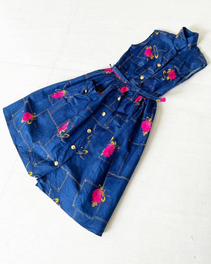 Wunderschöne Rose Und Sicherheitsnadel Neuheit Print Kleid von VINTAGEVAVAVOOMZ