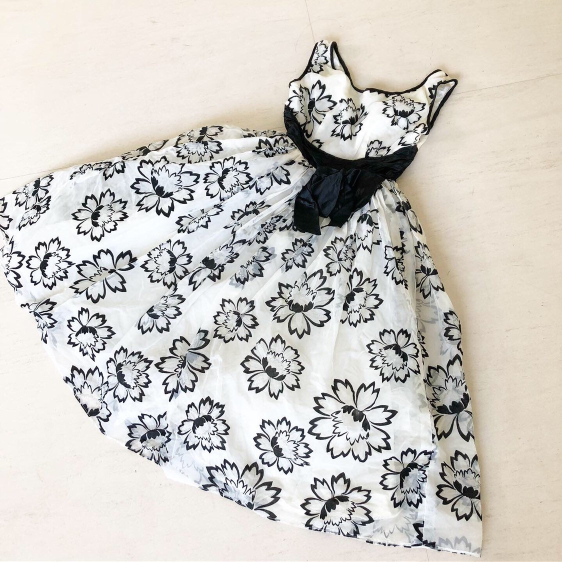 Wunderschöne Schwarz Und Weiß Beflockt Samt Kleid Wunderschöne Schwarz Und Weiß Beflockt Samt Kleid von VINTAGEVAVAVOOMZ