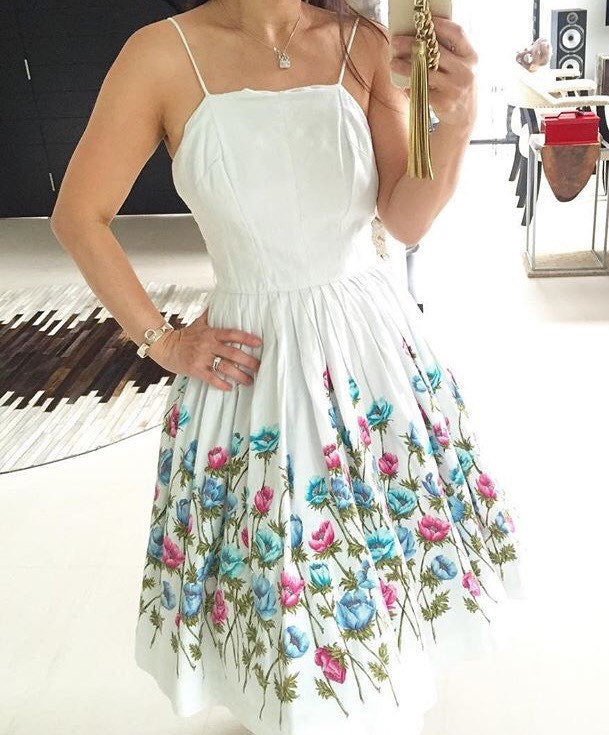 Wunderschönes 50Er Jahre Kleid Mit Bordüre Und Blumenmuster von VINTAGEVAVAVOOMZ