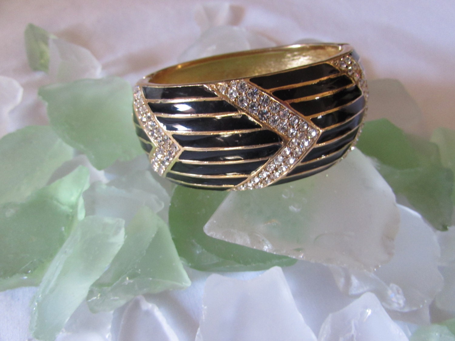 Clamper Armreif Armband Schwarz Gold Strasssteine Retro 80Er Jahre Clamper Armreif Armband Schwarz Gold Strasssteine Retro 80Er Jahre von VINTAGEVogueWARDROBE