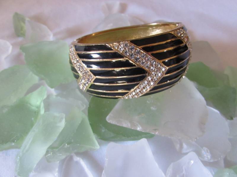 Clamper Armreif Armband Schwarz Gold Strasssteine Retro 80Er Jahre von VINTAGEVogueWARDROBE