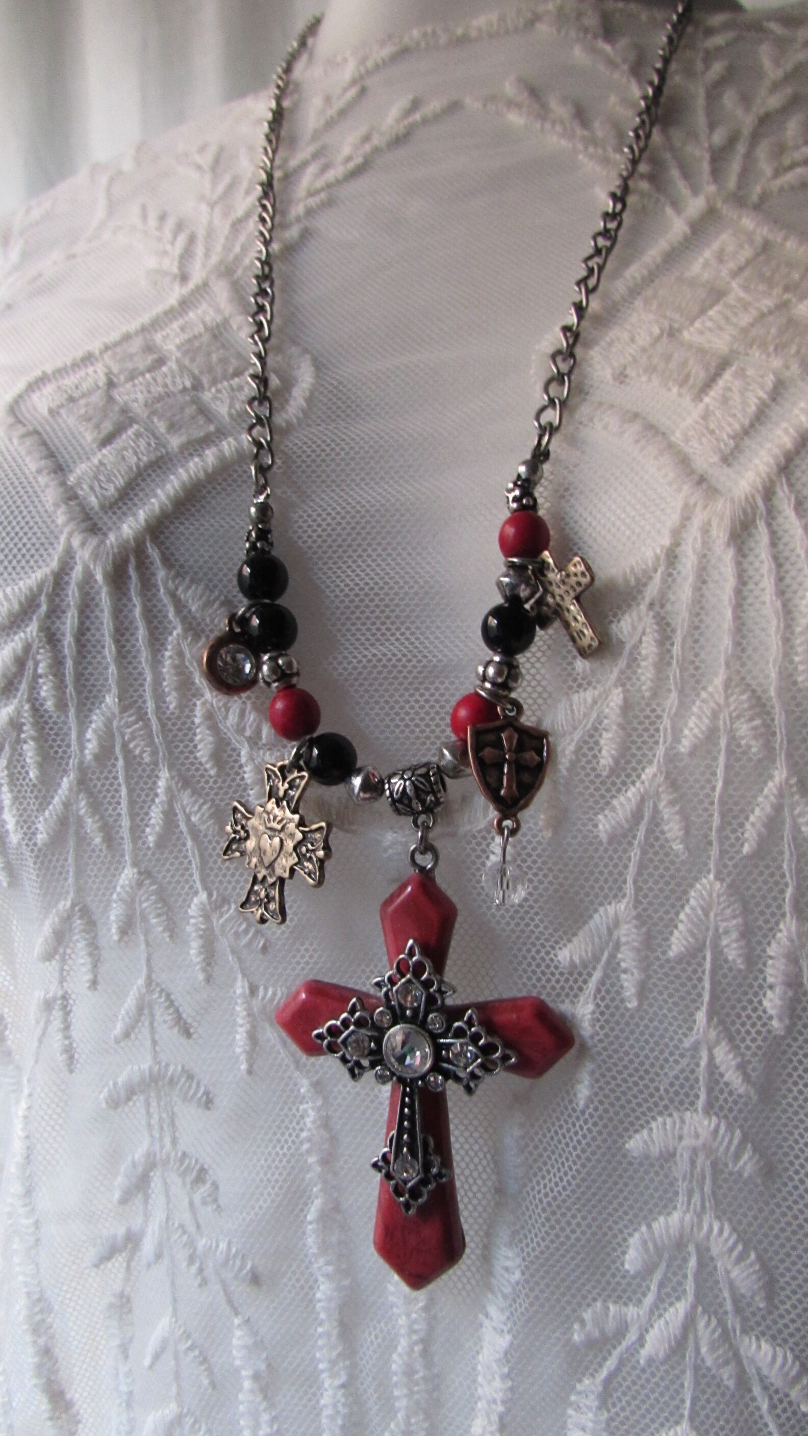 Halskette Retro Großes Rotes Kreuz Kleine Silber Kreuze Kette Boho High Fashion Charm von VINTAGEVogueWARDROBE