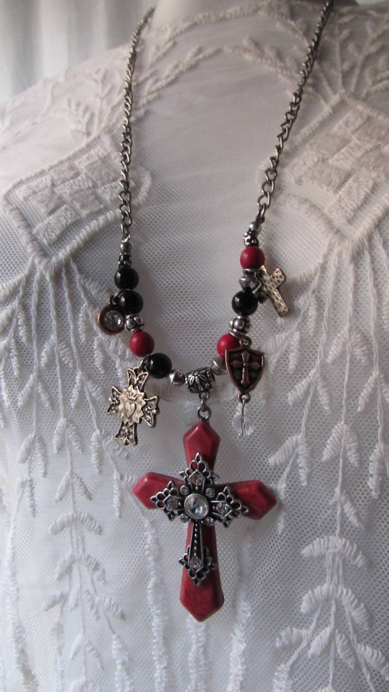 Halskette Retro Großes Rotes Kreuz Kleine Silber Kreuze Kette Boho High Fashion Charm von VINTAGEVogueWARDROBE