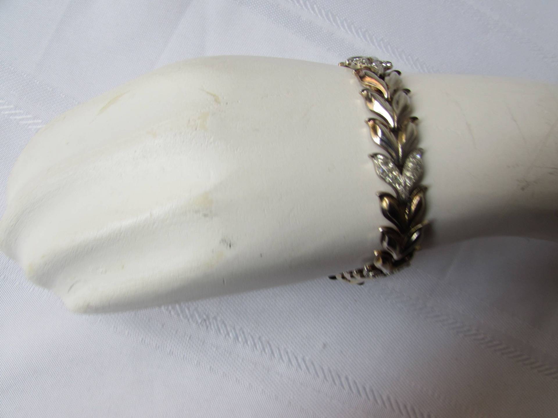 Vintage Trafari Armband Strasssteine Goldfarben Über Silverwash Vintage Trafari Armband Strasssteine Goldfarben Über Silverwash von VINTAGEVogueWARDROBE