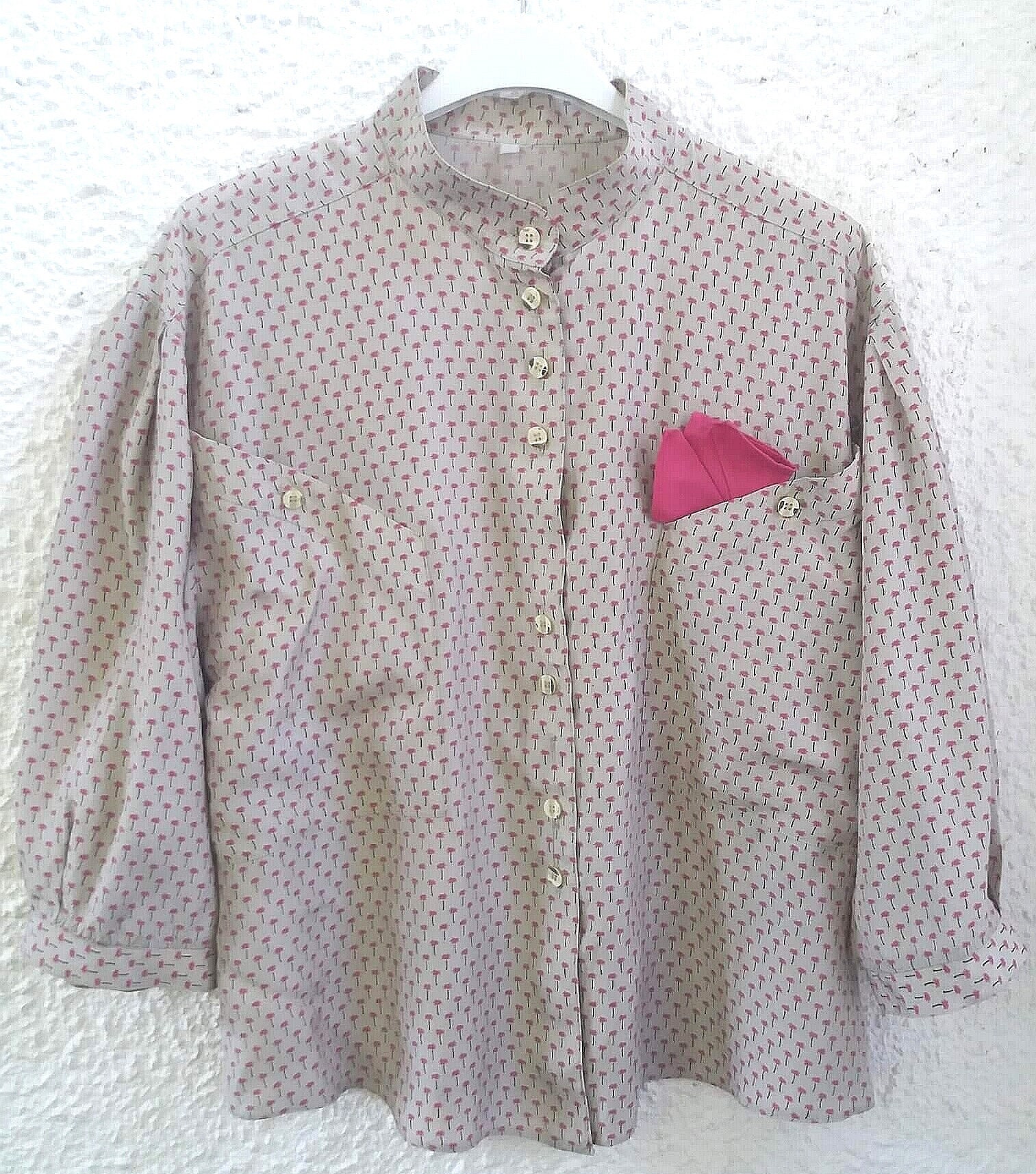 Vintage 80Er Bluse Puffärmel Blumen Print Farbe Grau Mit Fuchsia Tunika Kragen Zwei Große Taschen Fake Taschentuch von VINTAGEissime