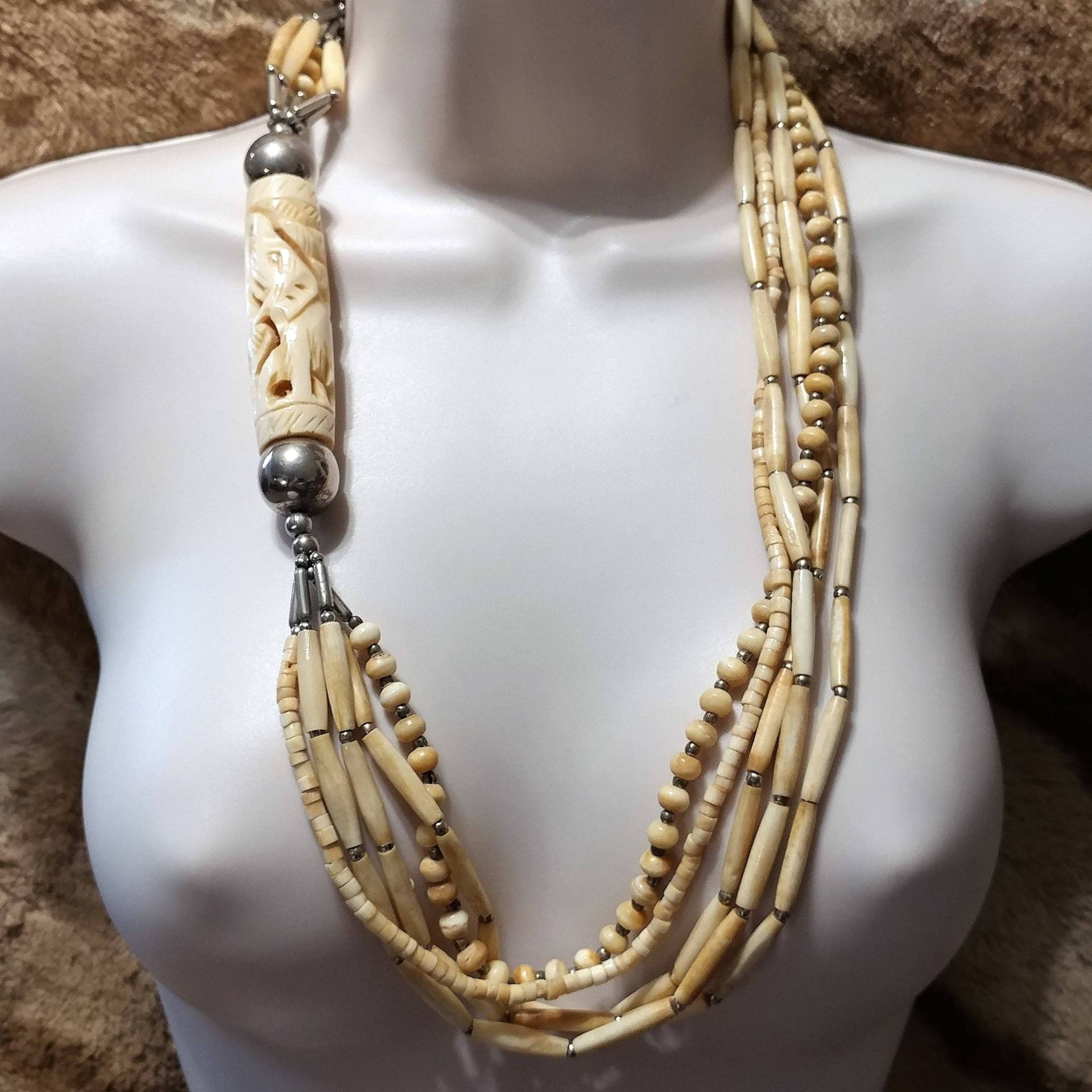 5 Reihen Geschnitztes Poliertes Horn Und Silberfarbene Halskette von VINTAGEjewelsPLUS
