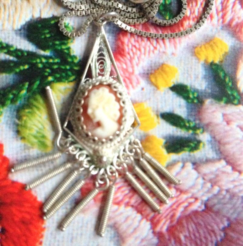 Filigraner Vintage-Anhänger Aus Sterlingsilber Mit Kamee Und Halskette Sterlingsilber von VINTAGEvanZolder