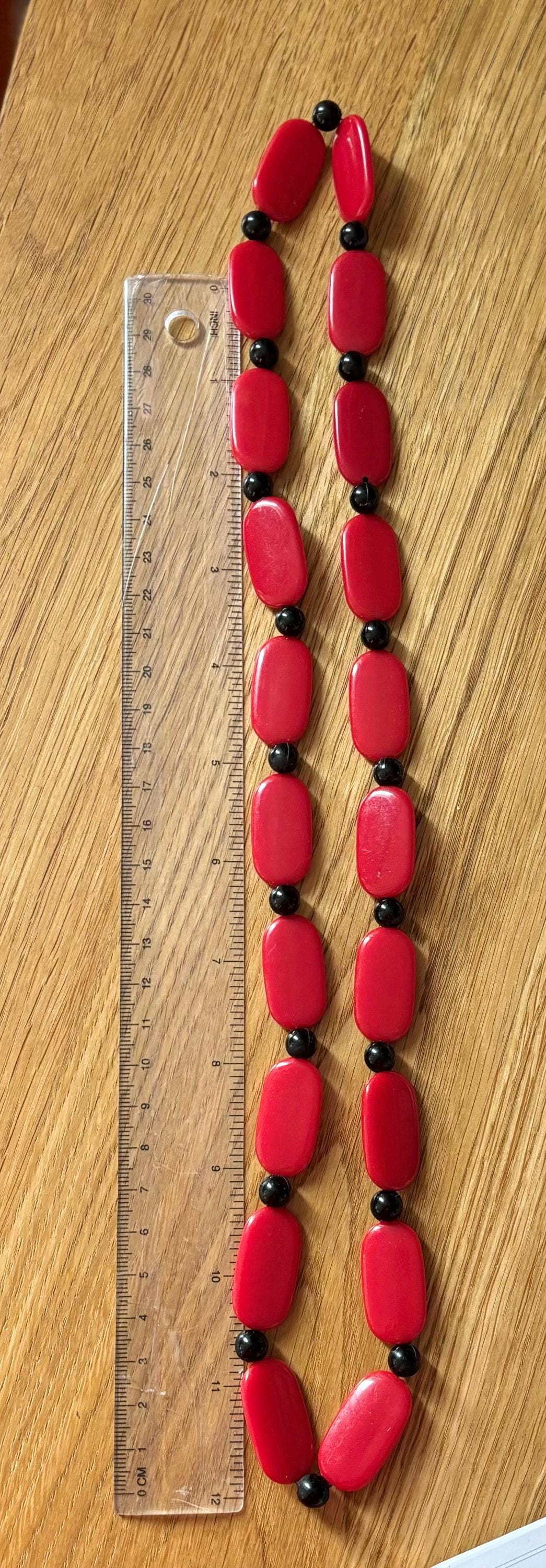 1980Er Kunststoff Flach Rot & Schwarze Lange Halskette von VINTAGEwithaSMILE