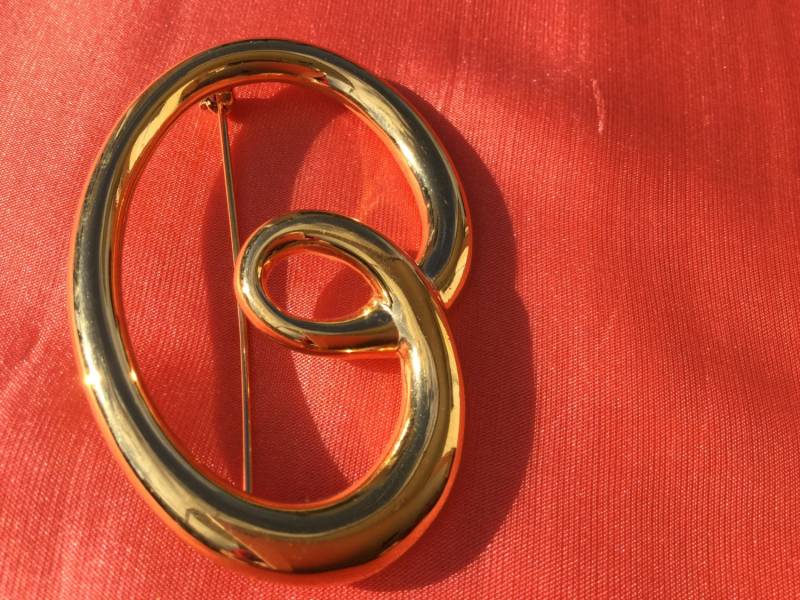 1990's Vintage "Monet' B Brosche.... A Loop Swirl Gold Tone Brosche Ausgezeichneter Zustand von VINTAGEwithaSMILE