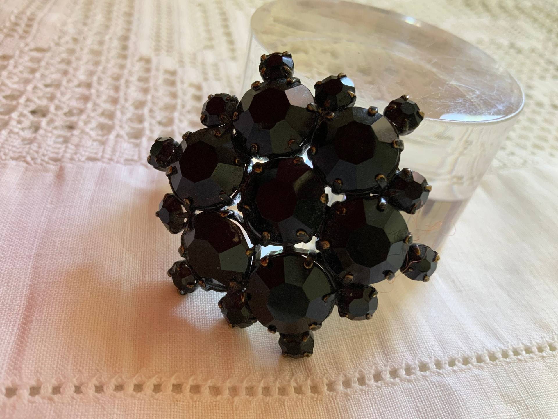Vintage Black Jet Brosche - Kranzbrosche. Schöner Zustand Vintage Black Jet Brosche - Kranzbrosche. Schöner Zustand von VINTAGEwithaSMILE