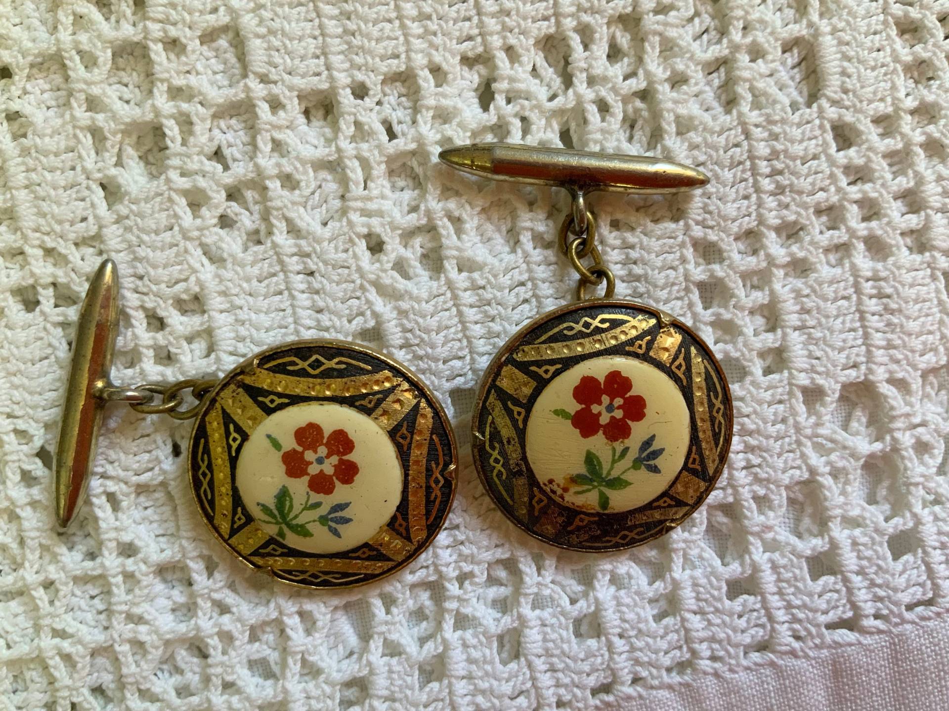 Vintage Damen-Manschettenknöpfe Filigrane Emaille-Blüte Auf Goldfarbenem Metall. Super Zustand Vintage Damen-Manschettenknöpfe Filigrane Emaille-Blüte Auf Goldfarbenem Metall. Super Zustand von VINTAGEwithaSMILE