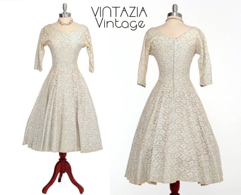 50Er Jahre Blaues Kleid Aus Chantillyspitze 50Er Jahre Blaues Kleid Aus Chantillyspitze von VINTAZIAVintage
