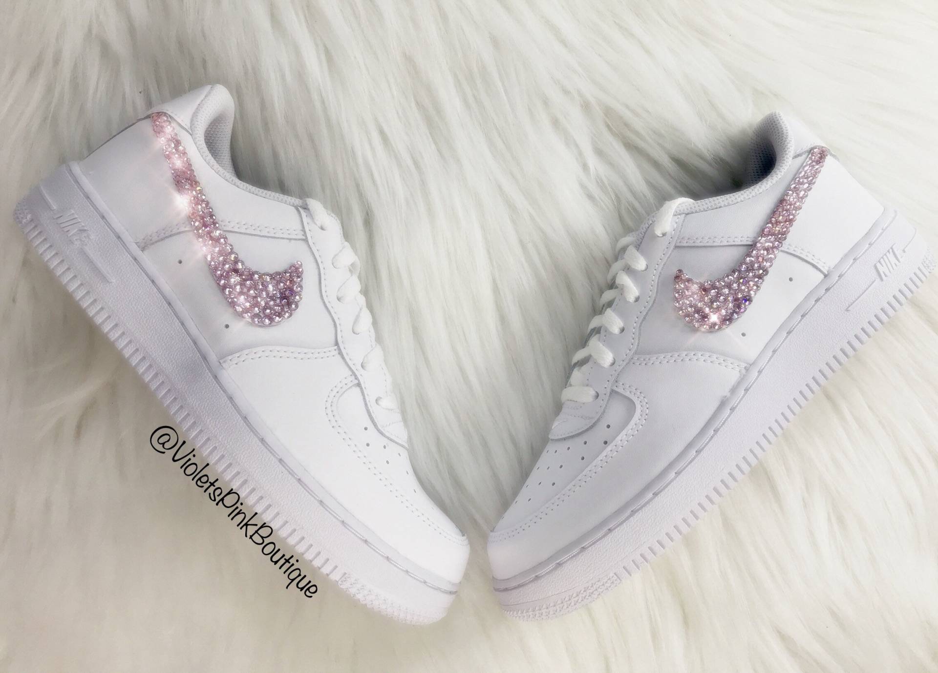 Frauen Custom Pink Swarovski Nike Air Force One - Mädchen Bedazzled Schuhe Diamond Sneakers von VIOLETSPINKBOUTIQUE
