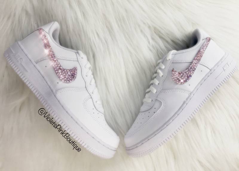 Frauen Custom Pink Swarovski Nike Air Force One - Mädchen Bedazzled Schuhe Diamond Sneakers von VIOLETSPINKBOUTIQUE