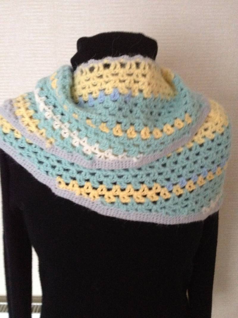 Gehäkelter Halswärmer.gehäkelter Schal.häkelhalstuch.gehäkeltes Damen Accessoires.gehäkeltes Mini Capelet.strick Wrap von VIRGA63DESIGN