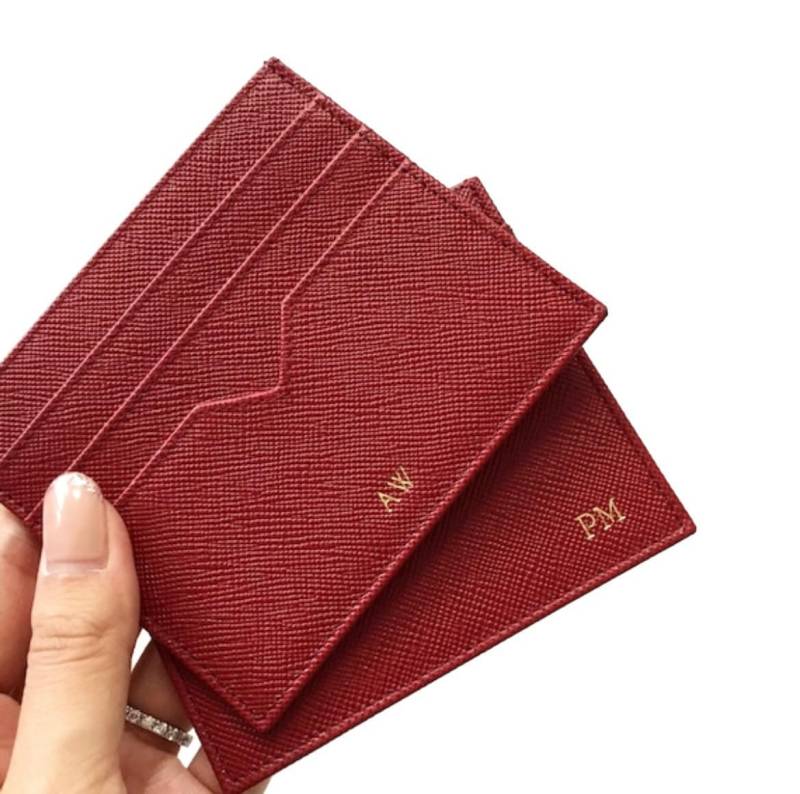 Personalisierter Kartenhalter Aus Rotem Leder Kartenetui Mit Monogramm von VITTcustomSTUDIO