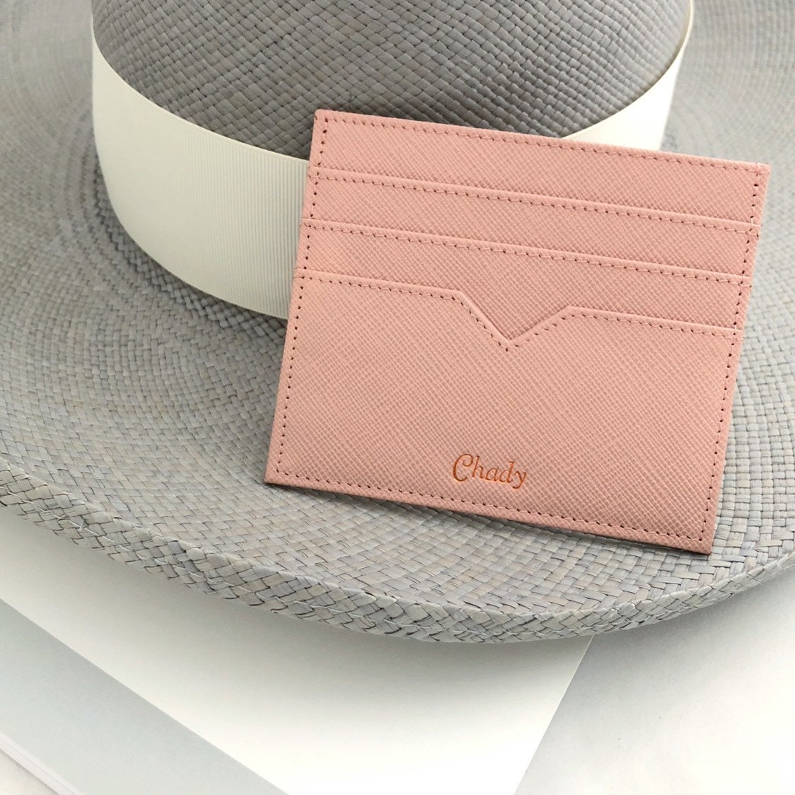 Personalisierter Kartenhalter Aus Leder Monogarm Leder, Baby Rosa Saffiano Personalisierter Kartenhalter Aus Leder Monogarm Leder, Baby Rosa Saffiano von VITTcustomSTUDIO