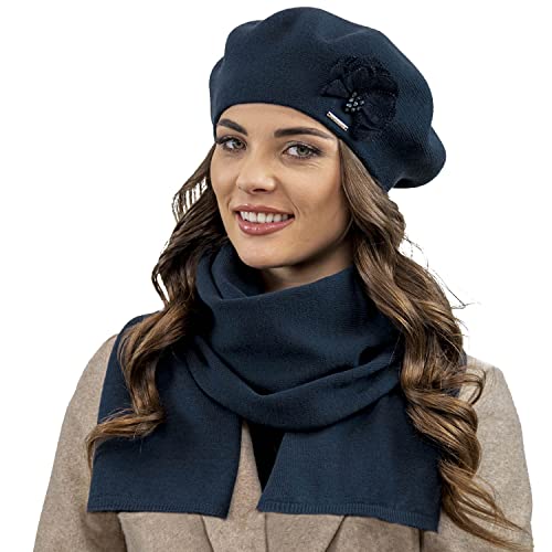 VIVISENCE Elegantes Damen Winter Set Aus Baskenmütze Mit Blumenapplikation Und Langer Schal Aus Warmem Garn Perfekte Für Kalte Wintertage Ideal Für Elegante Und Sportliche, Dunkelblau,Einheitsgröße von VIVISENCE