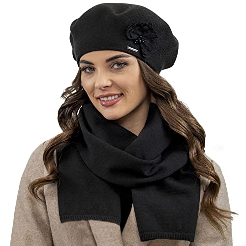 VIVISENCE Elegantes Damen Winter Set Aus Baskenmütze Mit Blumenapplikation Und Langer Schal Aus Warmem Garn Perfekte Für Kalte Wintertage Ideal Für Elegante Und Sportliche, Schwarz,Einheitsgröße von VIVISENCE