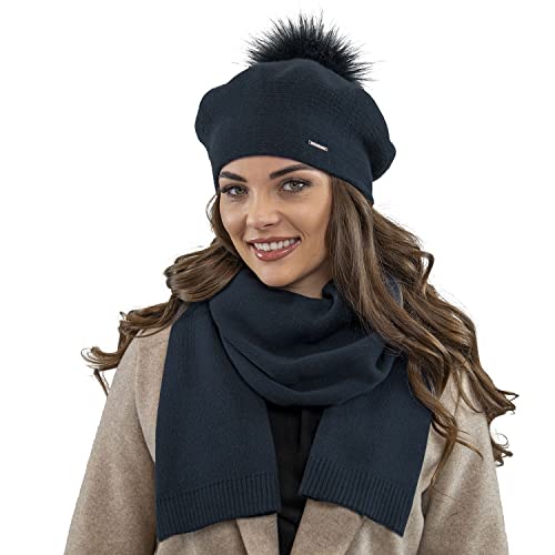 VIVISENCE Damen Baskenmütze Mit Bommel Eleganter Wintermütze Und Schal Set Warm Kopfbedeckung Und Halsbedeckung An Winter Und Herbst Warm Dick, Winterset Für Frauen, Hergestellt In EU, Dunkelblau von VIVISENCE