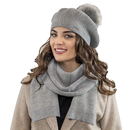 VIVISENCE Damen Baskenmütze Mit Bommel Eleganter Wintermütze Und Schal Set Warm Kopfbedeckung Und Halsbedeckung An Winter Und Herbst Warm Dick, Winterset Für Frauen, Hergestellt In EU, Hellgrau von VIVISENCE