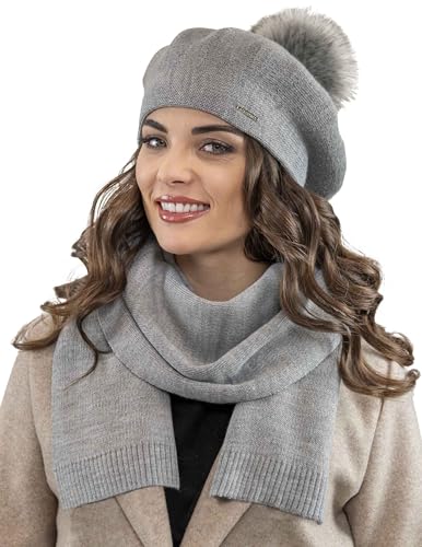 Vivisence Elegantes Damen Winter Set Aus Baskenmütze Mit Bommel Und Schal Aus Warmem Garn Mit Wollzusatz Perfekte Für Elegante Und Sportliche Outfits Ideal Für Kalte Wintertage, Hellgrau,Einheitsgröße von VIVISENCE