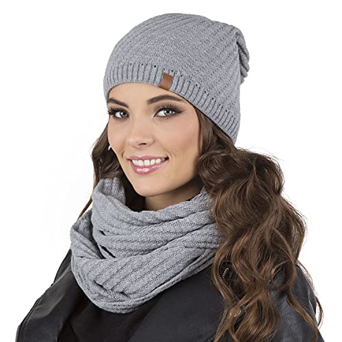 VIVISENCE Trendiger Damen Winter Set Aus Mütze Und Loop-Schal Mit Wärmendem Garn Und Antistatischen Eigenschaften Perfekte Passform Für Kalte Wintertage Bequem Und Stilvoll, Hellgrau,Einheitsgröße von VIVISENCE