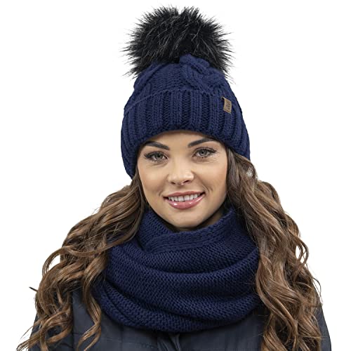 VIVISENCE Trendiger Damen Winter Set Aus Bommelmütze Und Loop-Schal Aus Wärmendem Garn Mit Innenfutter Aus Vlies Perfekte Passform Für Kalte Wintertage Modisches Design, Dunkelblau,Einheitsgröße von VIVISENCE