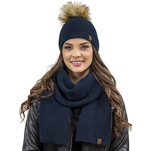 VIVISENCE Elegantes Damen Winter Set Aus Mütze Und Schal Mit Bommel Aus Warmem Garn Antistatische Eigenschaften Perfekte Passform Für Elegante Und Sportliche Outfits, Dunkelblau,Einheitsgröße VIVISENCE Elegantes Damen Winter Set Aus Mütze Und Schal Mit Bommel Aus Warmem Garn Antistatische Eigenschaften Perfekte Passform Für Elegante Und Sportliche Outfits, Dunkelblau,Einheitsgröße von VIVISENCE