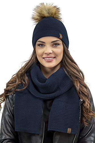 VIVISENCE Elegantes Damen Winter Set Aus Mütze Und Schal Mit Bommel Aus Warmem Garn Antistatische Eigenschaften Perfekte Passform Für Elegante Und Sportliche Outfits, Dunkelblau,Einheitsgröße VIVISENCE Elegantes Damen Winter Set Aus Mütze Und Schal Mit Bommel Aus Warmem Garn Antistatische Eigenschaften Perfekte Passform Für Elegante Und Sportliche Outfits, Dunkelblau,Einheitsgröße von VIVISENCE