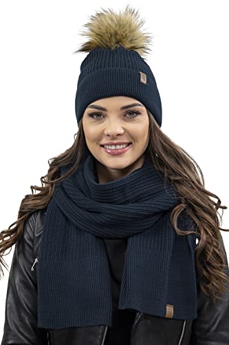 VIVISENCE Elegantes Damen Winter Set Aus Mütze Und Schal Mit Bommel Aus Warmem Garn Für Frauen Antistatische Perfekte Passform Für Elegante Und Sportliche Outfits, Dunkelblau,Einheitsgröße von VIVISENCE