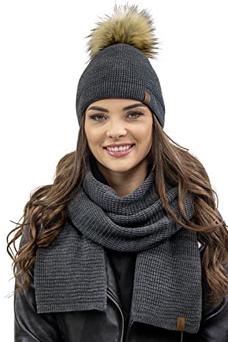 VIVISENCE Elegantes Damen Winter Set Aus Mütze Und Schal Mit Bommel Aus Warmem Garn Antistatische Eigenschaften Perfekte Passform Für Elegante Und Sportliche Outfits, Dunkelgrau,Einheitsgröße von VIVISENCE