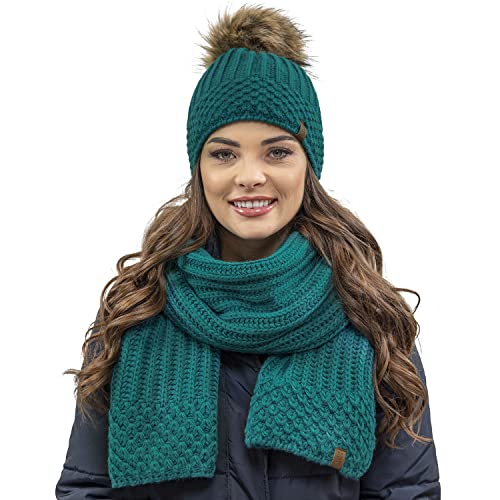 VIVISENCE Trendiger Damen Winter Set Aus Bommelmütze Mit Schal Aus Wärmendem Garn Mit Vlies-Innenfutter Antistatische Perfekte Passform Für Kalte Wintertage Modisches, Dunkeltürkis,Einheitsgröße VIVISENCE Trendiger Damen Winter Set Aus Bommelmütze Mit Schal Aus Wärmendem Garn Mit Vlies-Innenfutter Antistatische Perfekte Passform Für Kalte Wintertage Modisches, Dunkeltürkis,Einheitsgröße von VIVISENCE