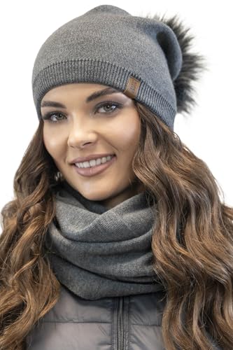 VIVISENCE Modisches Damen-Set Aus Mütze Mit Umweltfreundlichem Pompon Und Doppelt Gefaltetem Strickstoff Sowie Passendem Loop-Schal Ideal Für Kalte Wintertage, Schwarzgrau,Einheitsgröße von VIVISENCE