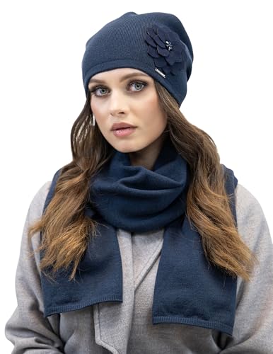 VIVISENCE Trendiger Damen Winter Set Aus Wintermütze Und Schal Mit Wärmendem Garn Antistatische Blumenapplikation Und Falten Design Perfekt Für Kalte Wintertage, Dunkelblau,Einheitsgröße von VIVISENCE