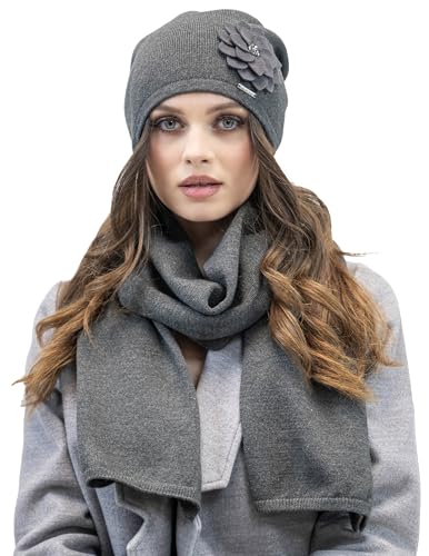 VIVISENCE Trendiger Damen Winter Set Aus Wintermütze Und Schal Mit Wärmendem Garn Antistatische Blumenapplikation Und Falten Design Perfekt Für Kalte Wintertage, Dunkelgrau,Einheitsgröße von VIVISENCE
