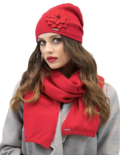 VIVISENCE Trendiger Damen Winter Set Aus Wintermütze Und Schal Mit Wärmendem Garn Antistatische Blumenapplikation Und Falten Design Perfekt Für Kalte Wintertage, Rot,Einheitsgröße von VIVISENCE