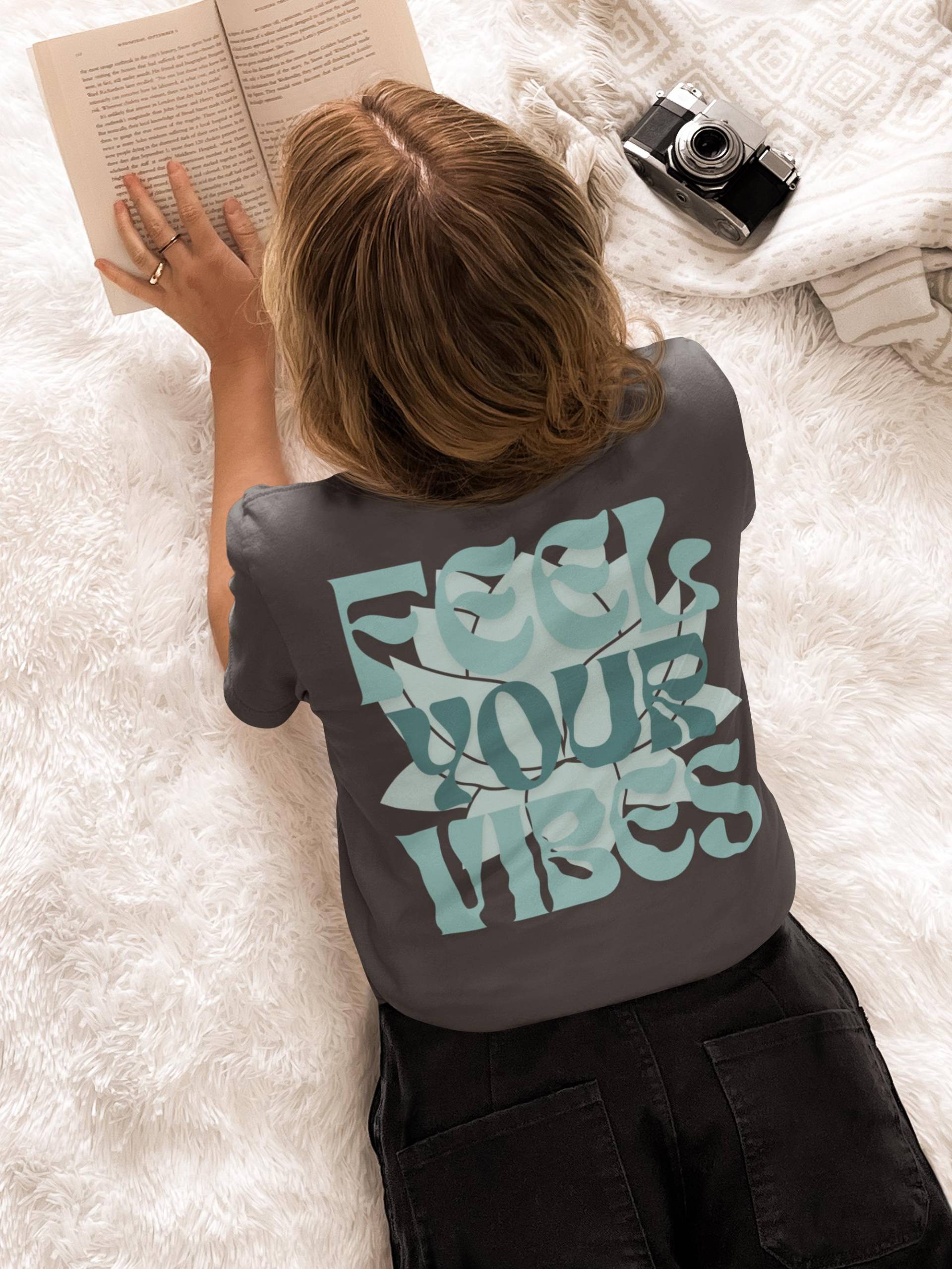 Oversized Boho T-Shirt Mit Backprint Feel Your Vibes - in Minttönen & Seerose Verwaschenem Look Oversized Boho T-Shirt Mit Backprint Feel Your Vibes - in Minttönen & Seerose Verwaschenem Look von VJArtsKreationen
