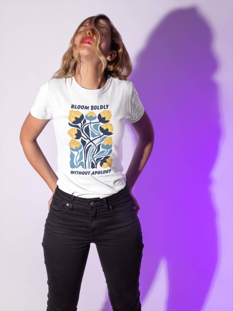 T-Shirt Mit „Bloom Boldly Without Apology" Print | Unisex Shirt Aus 100 % Baumwolle | Bio Florales Statement & Nachhaltige Mode von VJArtsKreationen