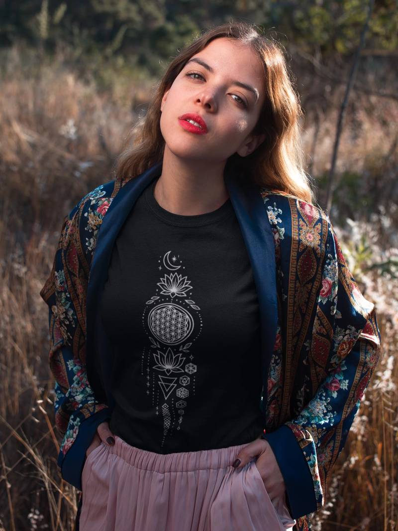 Unisex-Bio-Baumwoll-T-Shirt-Sacred Geometry T-Shirt - Mandala Design Boho Unisex Shirt Bio-Baumwolle Achtsamkeit & Energie von VJArtsKreationen