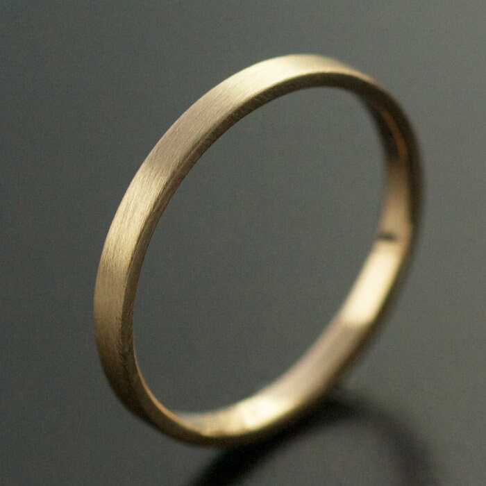 Recycelter Handgeschmiedeter 14K Gelbgold Ring 2mm Band Satin Finish von VKDesignsJewelry
