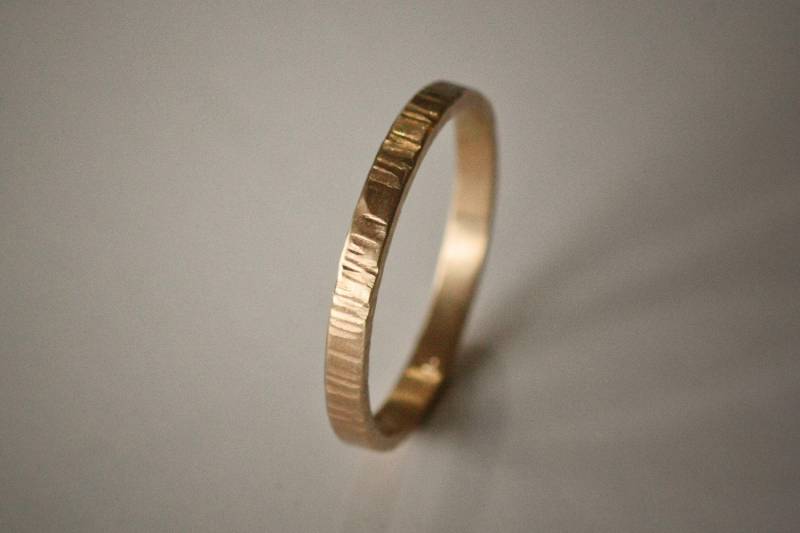 Recycling Hand Geschmiedet 14K Gelbgold 2mm Band Gehämmert Eco Metal von VKDesignsJewelry